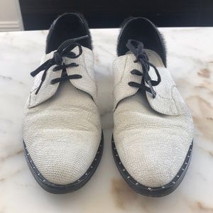 Freda Salvador d’Orsay wit shoes